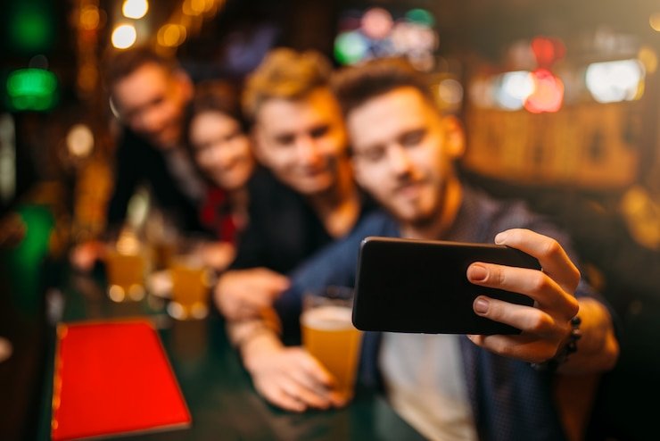 Ilustrasi transaksi digital cepat dan aman melalui aplikasi mobile banking di Medan